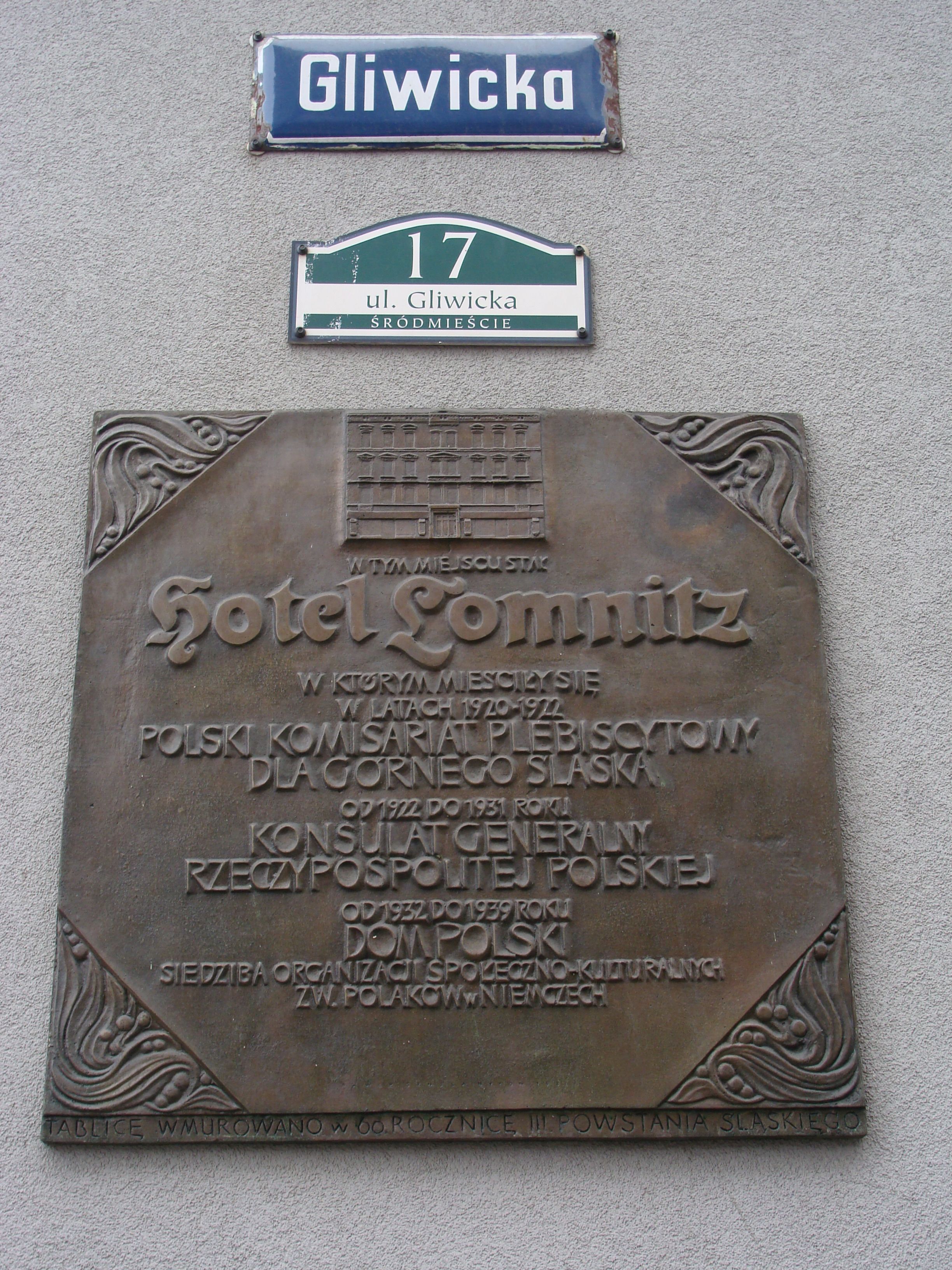 Tablica poświęcona Hotelowi Lomnitz - fot. Tomasz Sanecki